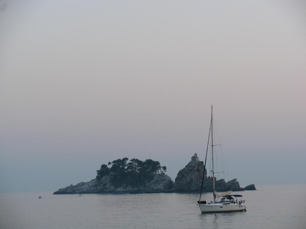 Apartments Pod Lozom With Seaview Petrovac Phòng bức ảnh