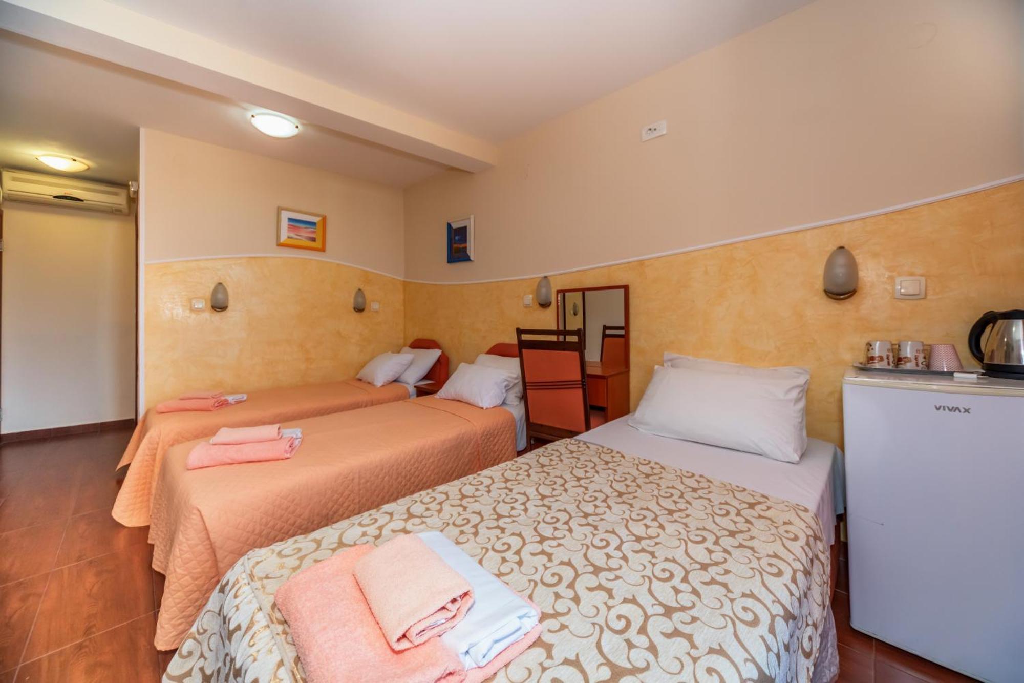 Apartments Pod Lozom With Seaview Petrovac Phòng bức ảnh