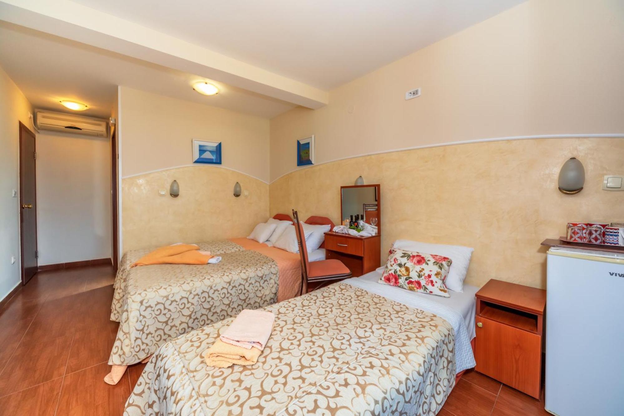Apartments Pod Lozom With Seaview Petrovac Phòng bức ảnh